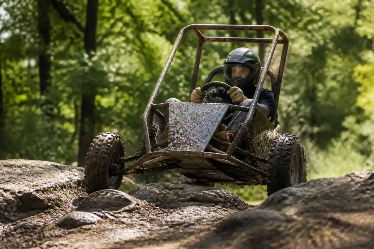 Kart tout-terrain restauré franchissant un obstacle boueux sur la piste Le Bourbier