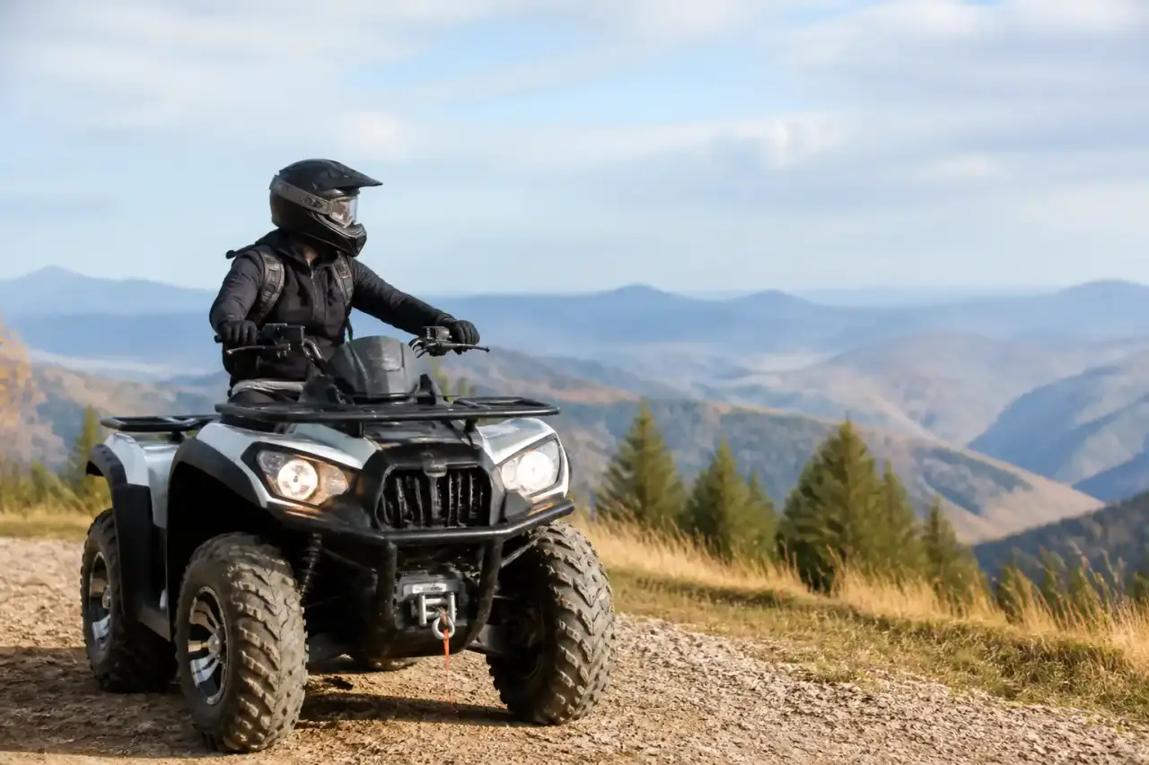 Quad en pleine action sur une piste de terre chez MoteurZone Aventure